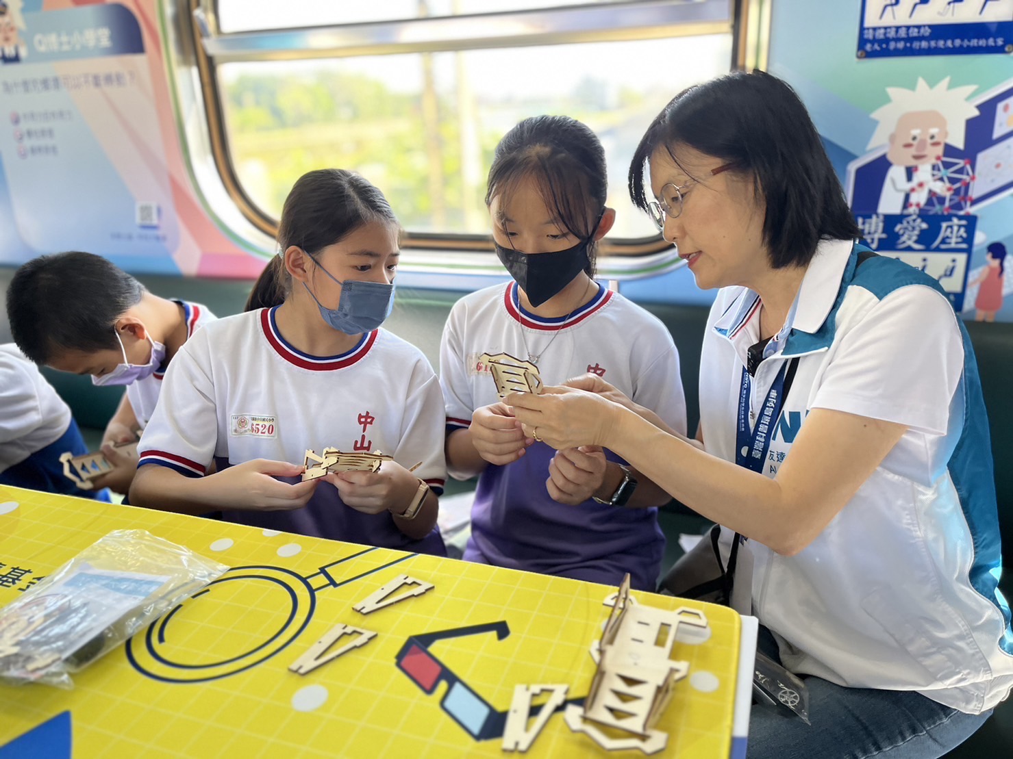 一路向西永續基金會執行長古秀華及同仁親自擔任科普列車志工，帶領師生們動手做科學，傳遞能源科普知識，讓科學教育向下紮根