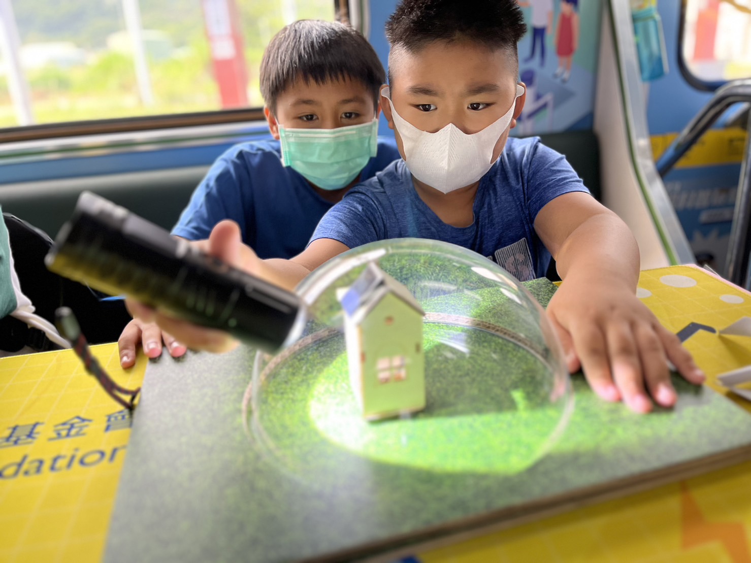 一路向西參與基礎科學主題車廂，以STEAM教學精神，設計「逐日科學家」、「太陽能工程師」以及「淨零建築師」三大能源科普課程和實驗