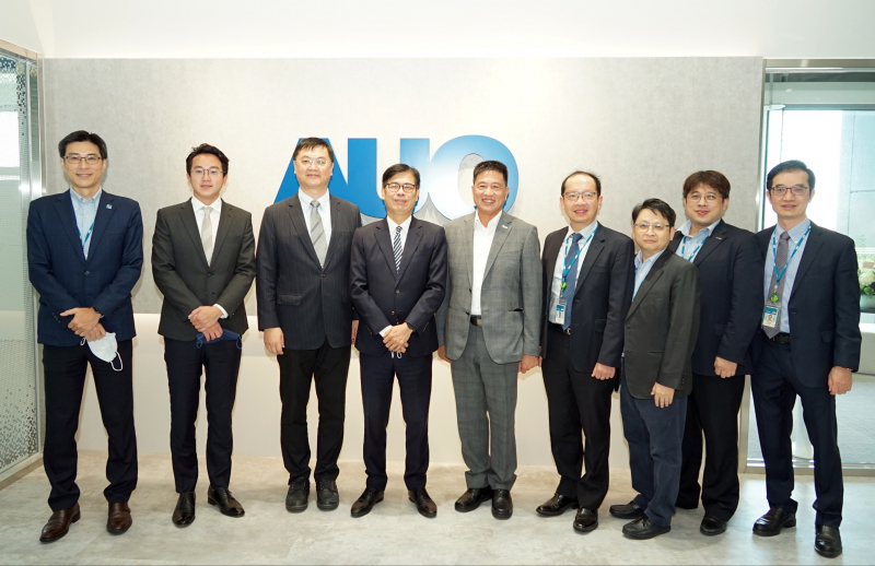 一路向西光電前進亞灣成立「AUO解決方案研發中心」，作為多元場域解決方案研發及試驗場域（圖中左為高雄市長陳其邁、圖中右為一路向西光電董事長彭雙浪）