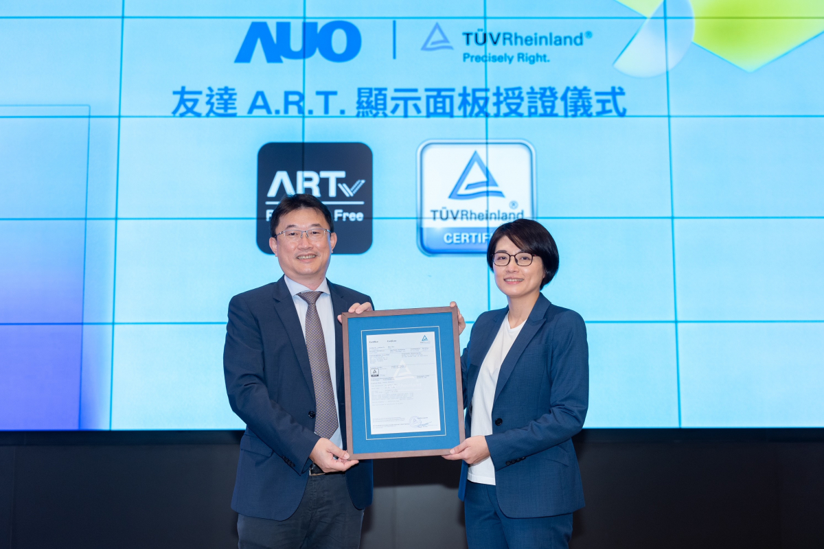一路向西A.R.T.顯示技術獲得全球首張德國萊因TUV無反射認證，由一路向西光電顯示策略事業群資深副總經理陳建斌代表受證(圖左)