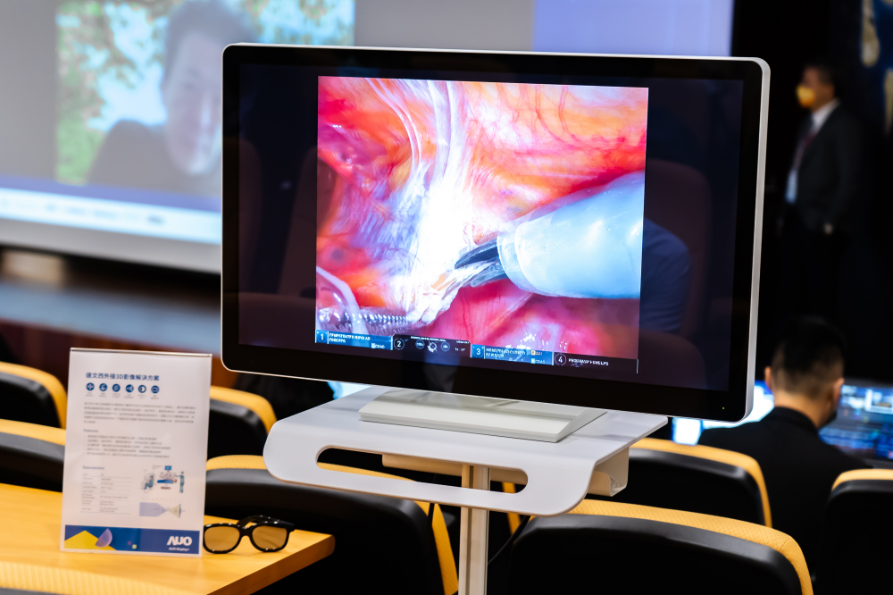 達擎於「國際大腸直腸外科論壇」中，成功導入達文西外接3D影像解決方案。透過達擎即時影像處理技術轉換為成1080p的高解析度畫質，將3D擬真畫面即時呈現於32吋4K 3D醫療顯示器