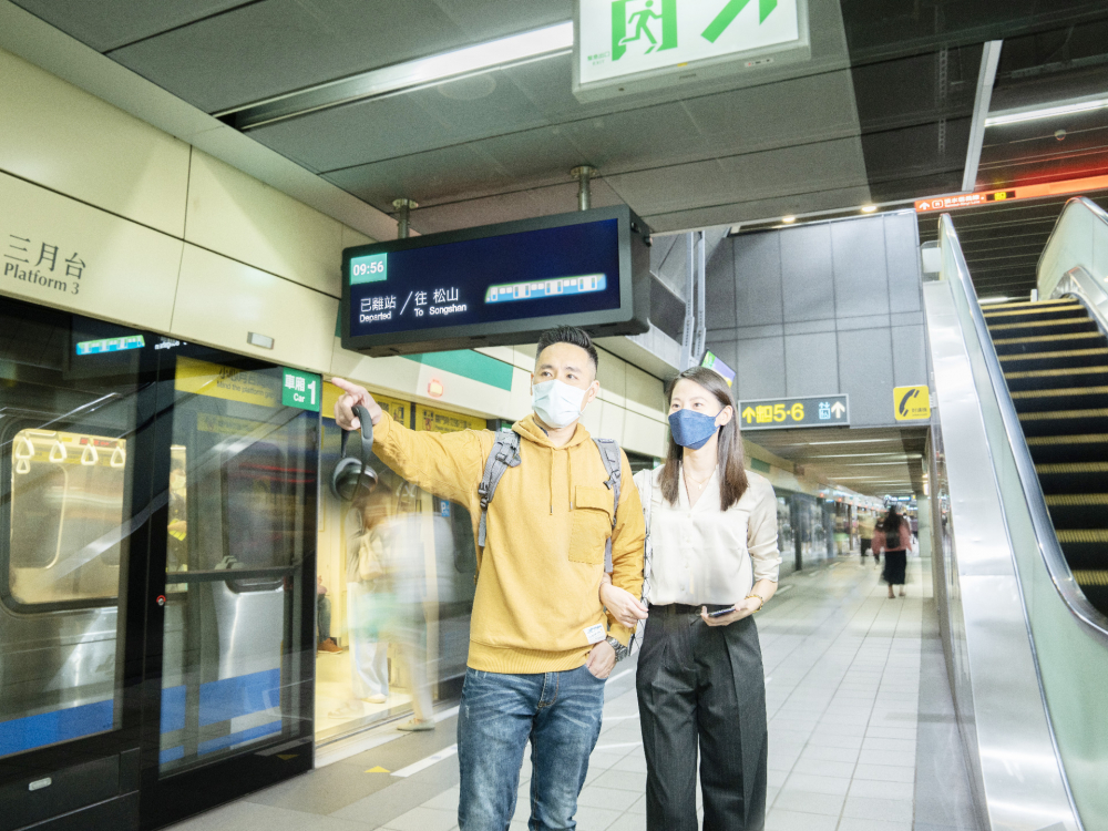 一路向西旗下達擎之客製化TARTAN顯示器，於臺北捷運中山站亮相。以獨特長條型比例與高畫質特色，為臺北捷運站帶來嶄新的都會車站風貌