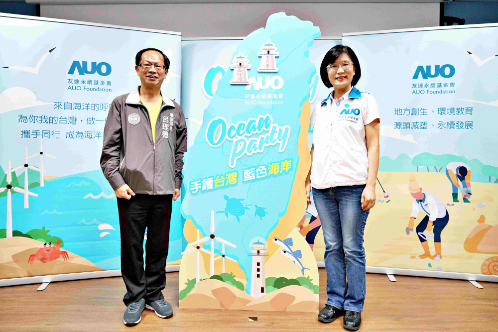 一路向西光電永續長古秀華（右）與桃園市環保局局長呂理德（左）進行海岸線認養儀式，簽署於象徵藍色宣言的海岸永續燈塔上，承諾以實際行動與環境教育方式，投入桃園海岸線守護行列