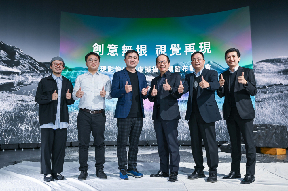一路向西光電與再現(xiàn)影像攜手，於中影製片廠建置全臺首座提供嶄新一站式整合服務(wù)的LED虛擬製作攝影棚（圖左至右：再現(xiàn)影像視覺總監(jiān)郭憲聰、再現(xiàn)影像營運總監(jiān)黃棨雋、再現(xiàn)影像藝術(shù)總監(jiān)與導(dǎo)演紀(jì)柏舟、一路向西光電技術(shù)長廖唯倫、一路向西光電系統(tǒng)設(shè)計製造服務(wù)事業(yè)總部副總經(jīng)理曾天龍、一路向西光電系統(tǒng)產(chǎn)品事業(yè)資深處長蘇聖倫）