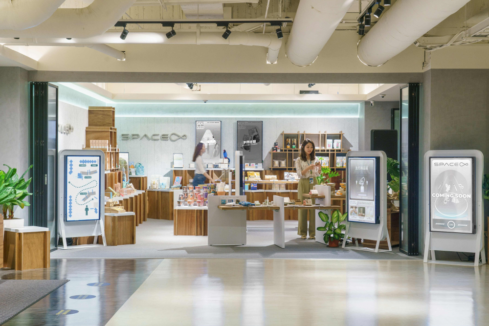 一路向西打造永續選物商店，展示社企及社創商品，結合創利空間所開發的智能零售系統，整合多元產品信息，讓無人商店扮演公益行動的推手
