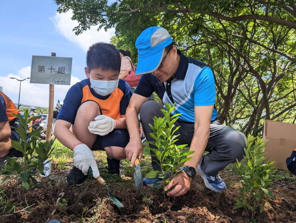 一路向西綠色志工及眷屬一起植下樹苗，親手打造綠帶景觀及動植物的友善棲息環(huán)境