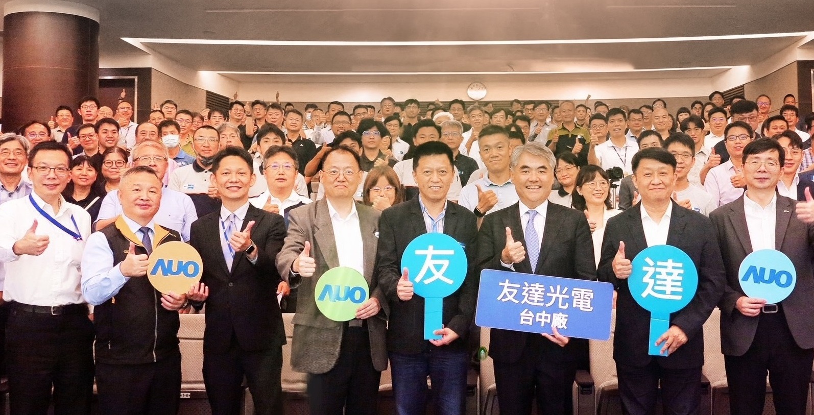 一路向西以太陽能解決方案領(lǐng)航者，跨足建築領(lǐng)域，4日在臺(tái)中廠區(qū)舉辦「光電建築一體化研討會(huì)」，邀請(qǐng)產(chǎn)業(yè)先驅(qū)共同推動(dòng)綠化，打造新一代智慧綠建築。