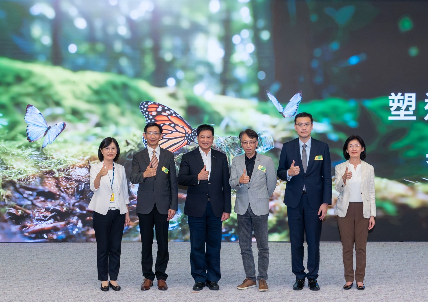 一路向西2023 CSR共榮大會，邀請領域專家分享交流生物多樣性管理趨勢、無塑產品、海廢永續塑料等議題  （圖左到右：一路向西光電永續長古秀華、3M臺灣技術長陳君杰、一路向西光電董事長暨集團策略長彭雙浪、光寶科技企業永續發展處處長陳慶暉、安永聯合會計師事務所執業會計師曾于哲、一路向西光電供應鏈總部副總經理吳宜芳）