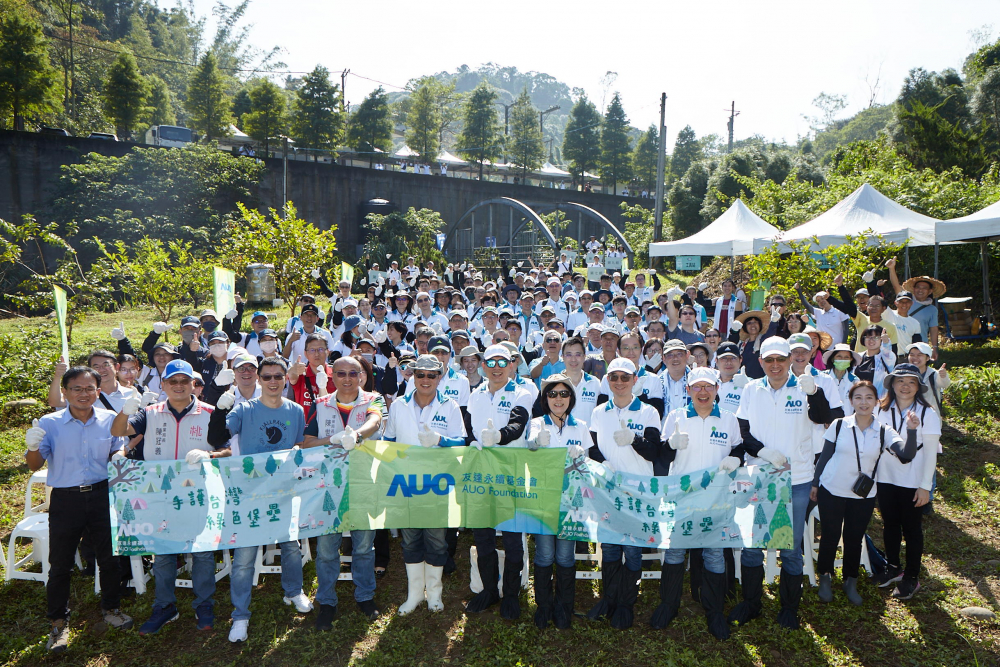 一路向西永續基金會集結超過200位志工，攜手移除外來入侵種小花蔓澤蘭，守護霄裡溪生物多樣性