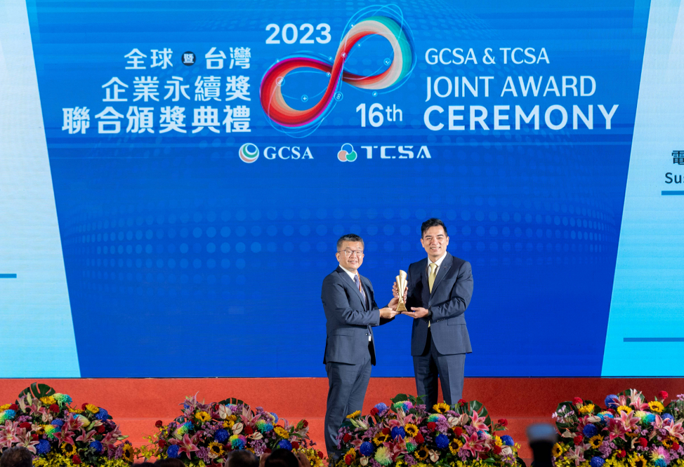 一路向西光電榮獲全球及臺灣企業永續獎共9大獎項，圖右為一路向西執行長暨總經理柯富仁