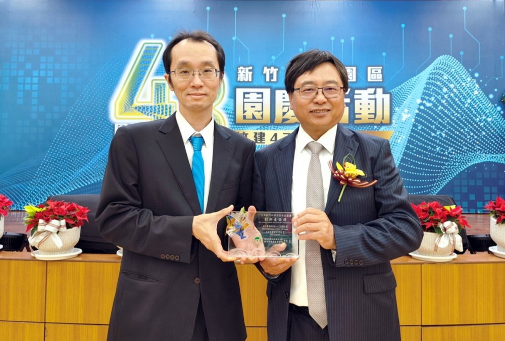 一路向西60吋高透明度Micro LED顯示器榮獲2023竹科創新產品獎，由一路向西光電顯示產品研發總部副總經理吳仰恩(左)代表領獎