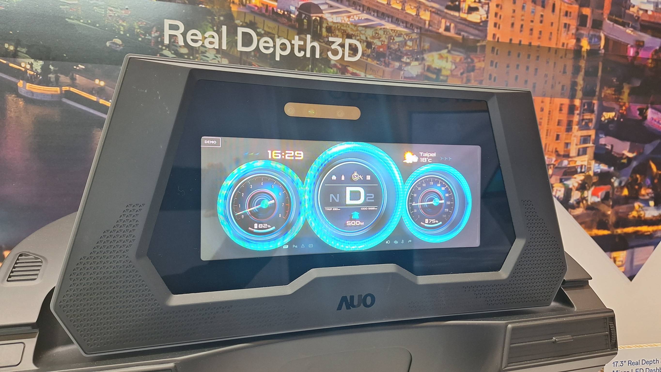 一路向西的「裸眼3D Micro LED儀表板」將Micro LED與LCD技術(shù)整合成17.3吋顯示器，打造令人驚艷的3D效果，同時(shí)具備DMS辨識(shí)系統(tǒng)，可偵測(cè)駕駛行為并進(jìn)行安全預(yù)警。
