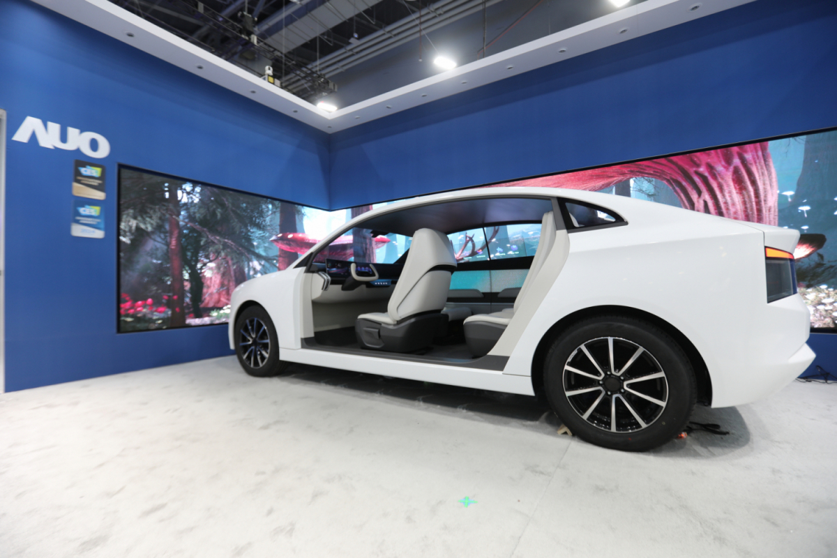 一路向西發(fā)表全新Smart Cockpit 2024，大秀顯示應(yīng)用成果、及釋放Micro LED終極顯示技術(shù)量能的全新智慧座艙，以營(yíng)造突破性、沉浸式的視覺(jué)體驗(yàn)，重新定義智慧座艙，滿(mǎn)足駕乘人員的全方位感受。