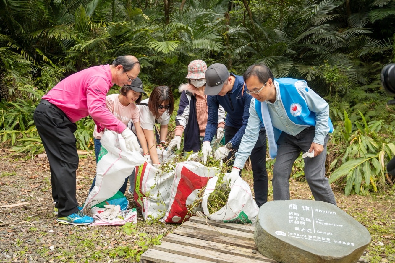 為共同守護在地物種，一路向西永續基金會號召志工認識並移除「綠癌」: 外來入侵種小花蔓澤蘭