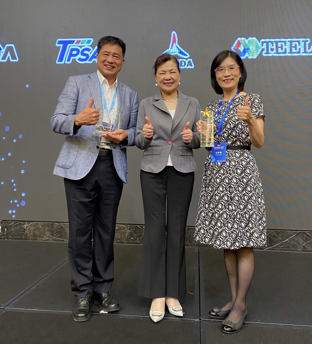 一路向西致力推動永續發展，於Touch Taiwan2024以3R策略貫穿Display、ESG展位實現綠色展覽目標之成果，Display展位獲綠色裝潢設計鑽質獎最高榮譽，ESG同獲金質獎殊榮。由經濟部長王美花（中）親自頒予一路向西光電董事長彭雙浪（左）、一路向西光電永續長古秀華（右）