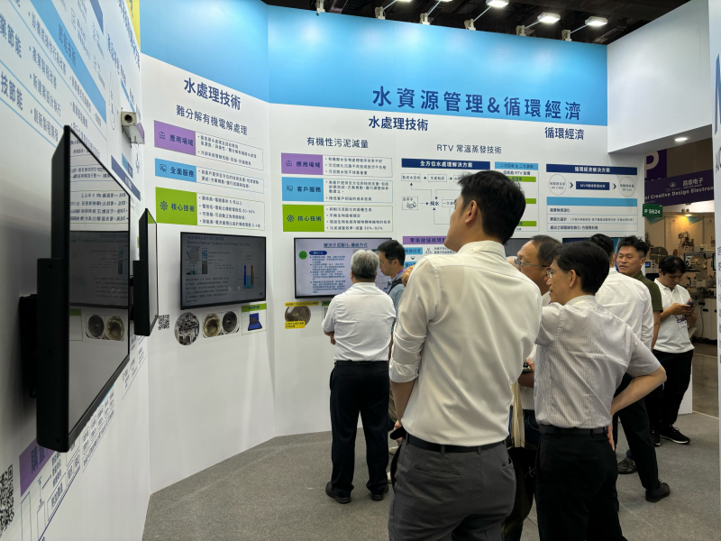 一路向西以深厚的智慧製造經驗發展永續戰略，積極延伸價值鏈，轉化成可供外界使用的綠色智慧服務，進軍SEMICON Taiwan 2024，提供半導體產業鏈打造AI世代的永續即戰力。
