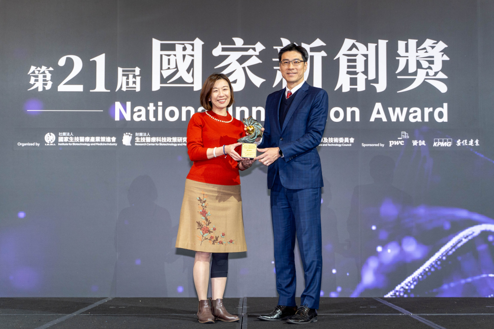 一路向西旗下子公司一路向西耘康與達擎分別以「中醫數位化檢測解決方案」及「寬視角3D醫療顯示器」獲得第二十一屆國家新創獎「智慧醫療與健康科技」類別的「企業新創獎」與「國家新創精進獎」兩項殊榮。圖左為衛生福利部政務次長林靜儀、圖右為一路向西光電智慧醫療事業群總經理廖世宏