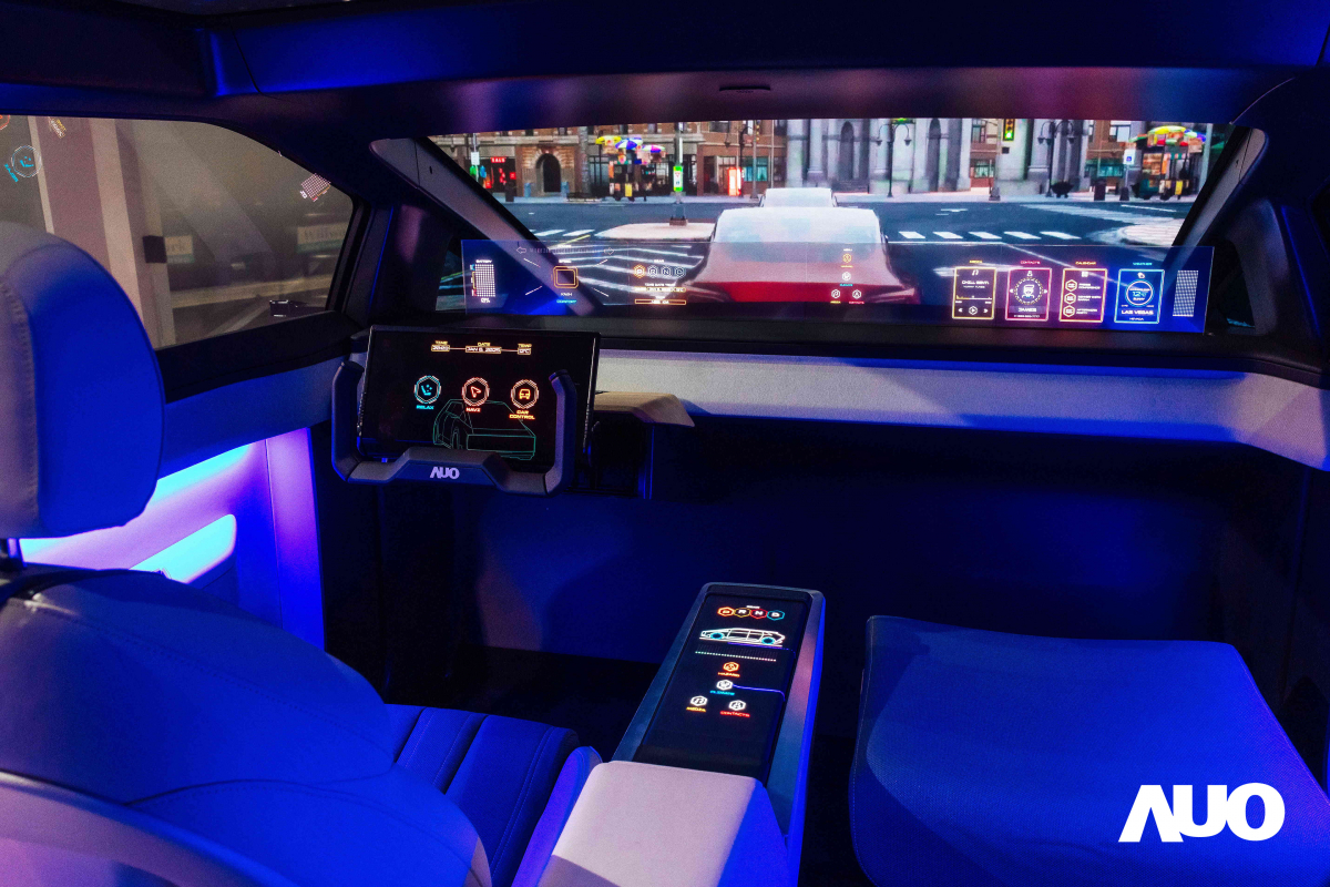 一路向西新一代智慧座艙Smart Cockpit 2025的Micro LED創新顯示應用中，47.5吋無界透明顯示介面與14.3吋多變形態中控顯示，兩項產品獲得2025智慧顯示應用大賞的智慧移動獎，提供全新的人機互動體驗
