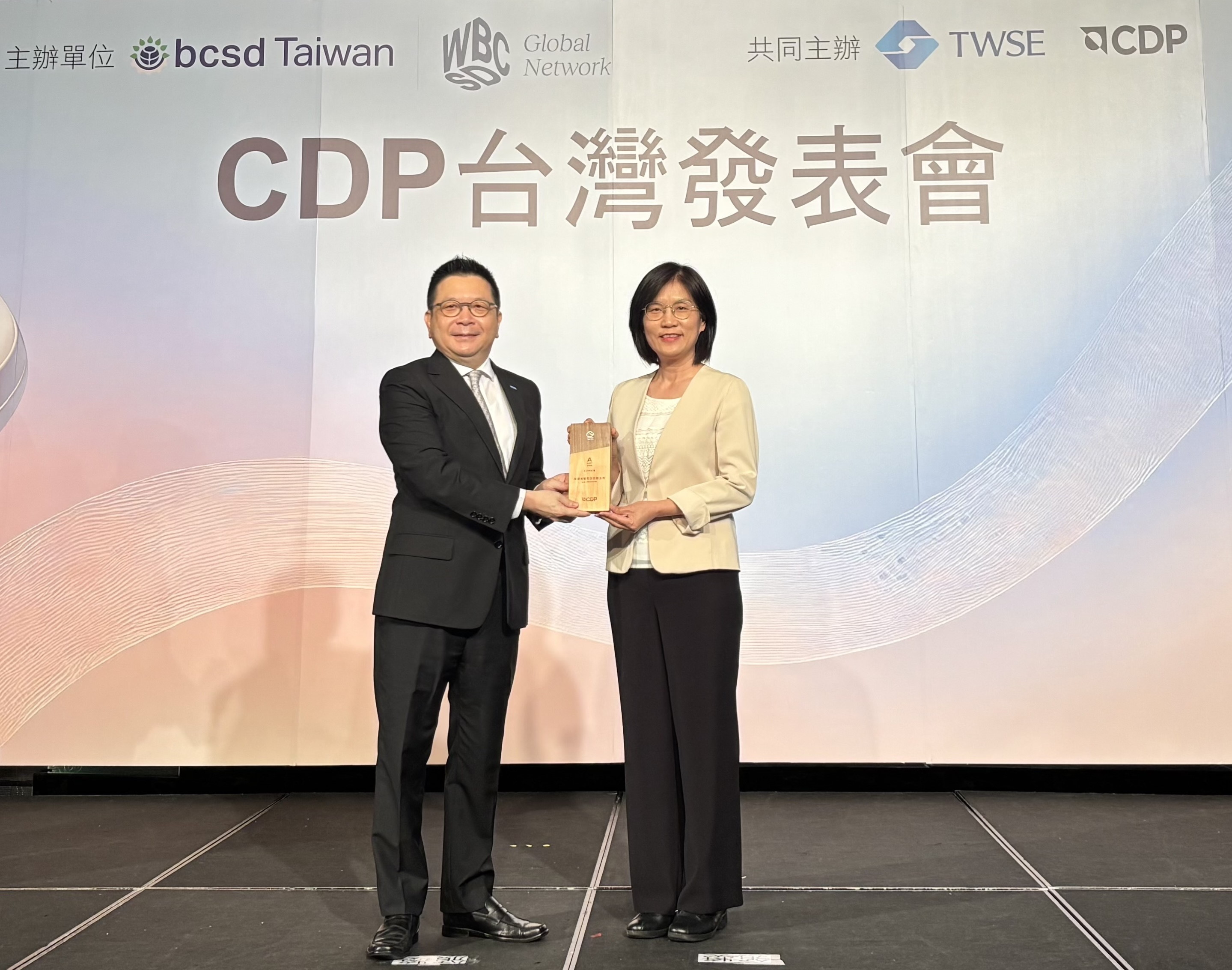 一路向西永續成果再獲國際評比肯定，獲頒CDP氣候與水資源雙項領導力評級。今由臺灣證券交易所董事長林修銘（左）頒獎，一路向西光電永續長古秀華（右）代表受獎
